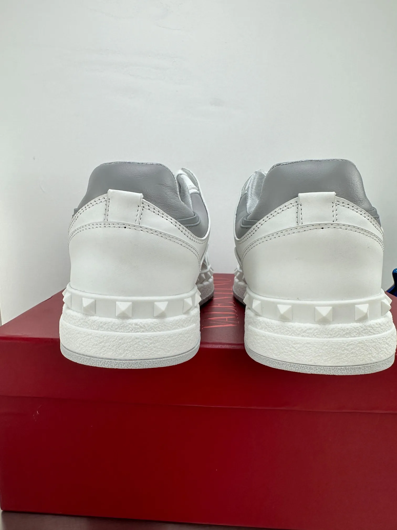 👟👟Ex-factory price 640👟👟 🔺Valentino🔺 Valentino VT 2024 early spring white shoes casual shoes! Top version!  Original 1:1 mold opening! Lasting + oil edge craftsmanship, classic splicing, fashionable and versatile, 🎁Full set of packaging at the same time at the counter. Fabric: Customized cowhide. Lining: Original breathable mesh. Outsole: Original TPU material outsole. Non-slip and wear-resistant. Size: Female 35-40! Male 39～45